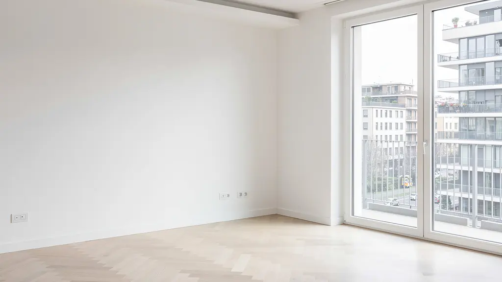 Interno di appartamento milanese luminoso con ampie finestre, immobile in vendita tramite agenzia immobiliare